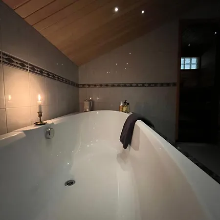 Uniikki Koti Tullipakkahuonella * コッコラ